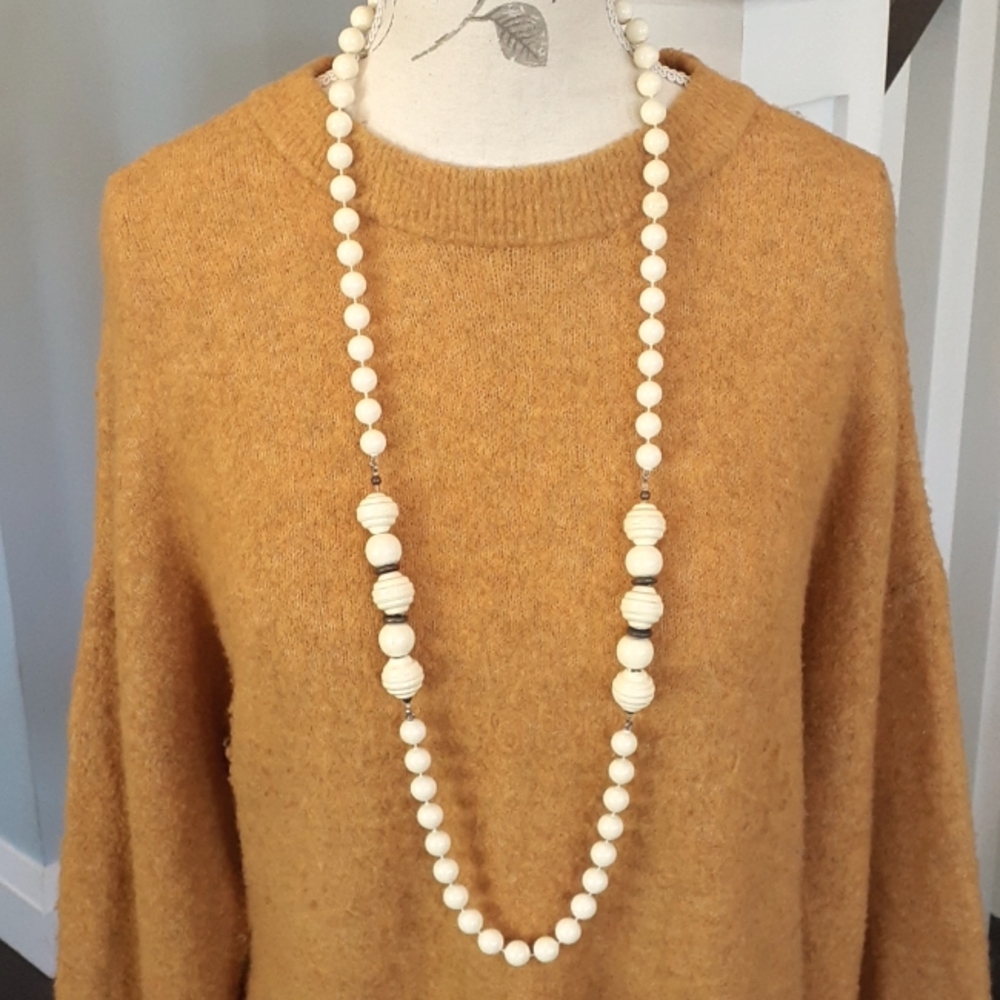 % Vintage super long cream bead necklace